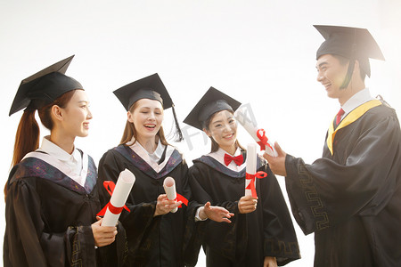 毕业纪念摄影照片_大学生穿着学士服庆祝毕业