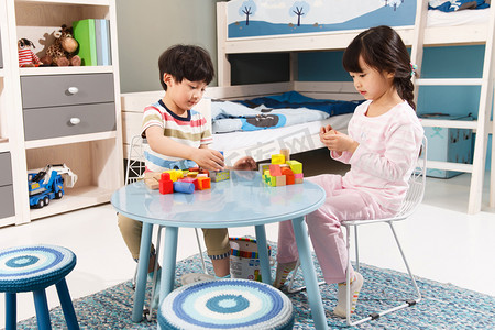 卧室桌子摄影照片_可爱的儿童玩积木
