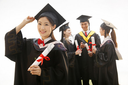 毕业摄影照片_大学生穿着学士服庆祝毕业