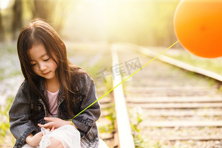 可爱的小女孩在户外