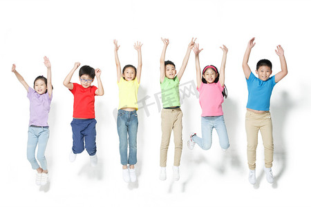 小人跳跃摄影照片_欢乐的小学生跳跃