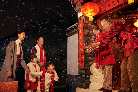 中国节日喜庆摄影照片_迎接孩子回家过年