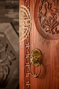 古典花纹中式摄影照片_四合院的门