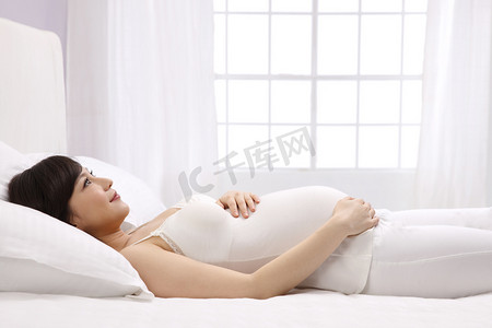 孕妇躺在床上