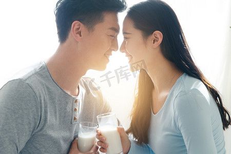 520人物摄影照片_青年情侣喝牛奶