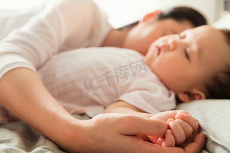 吉祥物猴宝宝摄影照片_妈妈陪宝宝睡觉
