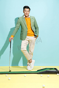 青年男人打高尔夫球