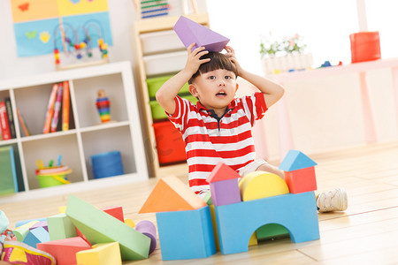 幼儿园招生蓝色摄影照片_幼儿园儿童在玩玩具