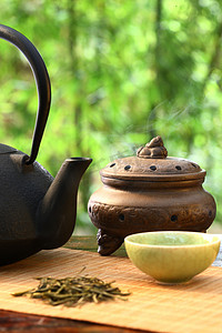 清新绿色茶叶摄影照片_茶具
