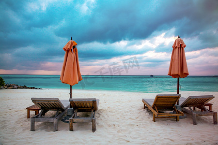 太阳伞摄影照片_马尔代夫海景风光