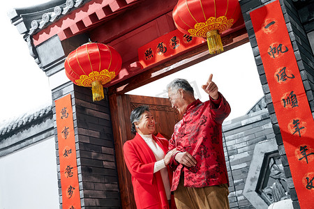 新中式国潮书签摄影照片_老年夫妇过新年