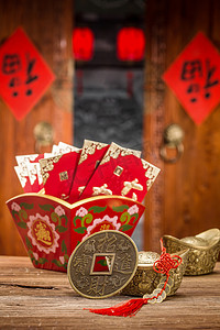 红色元旦中国结摄影照片_红包和古币