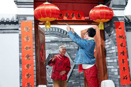 新中式国潮书签摄影照片_父子过年挂红灯笼