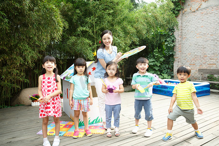 学生幼儿园摄影照片_幼儿园的师生在做手工