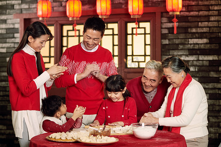 全家福饺子摄影照片_幸福家庭过年包饺子