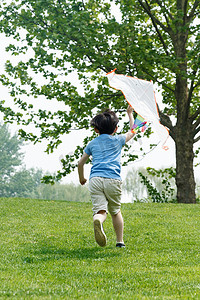 可爱奔跑摄影照片_在户外玩耍的小男孩