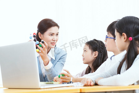 女教师和小学生使用电脑