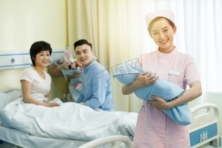 产科的摄影照片_护士和新生儿的父母