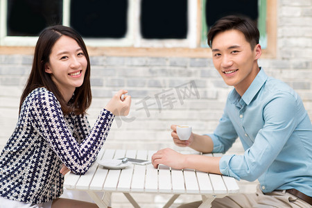 浪漫北京摄影照片_青年情侣坐在咖啡馆里