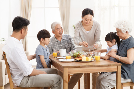 老年人摄影照片_幸福家庭吃早餐