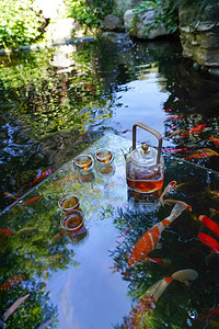 茶具摄影照片_池塘边的茶具