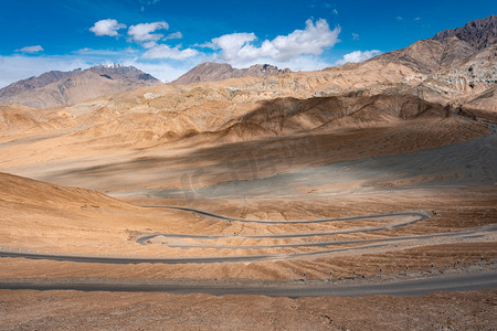 新疆喀什帕米尔高原的戈壁盘山公路摄影图配图