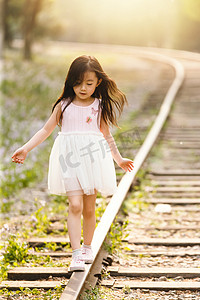 丝质裙子摄影照片_可爱的小女孩在户外