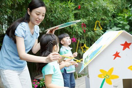 学生做游戏摄影照片_幼儿园的师生在做手工