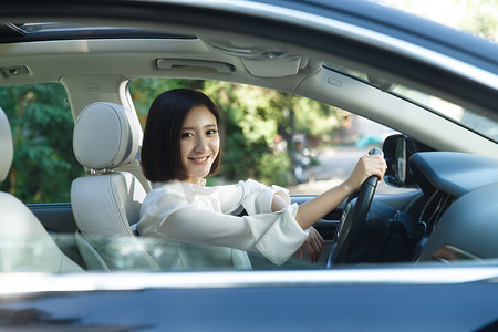 舒适驾驶摄影照片_青年女人开车