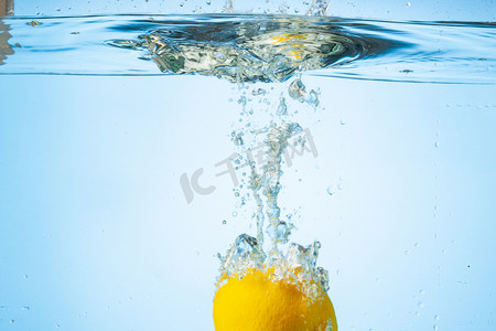 透明泡泡摄影照片_柠檬掉入水中