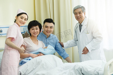 产科的摄影照片_医护人员和新生儿的父母