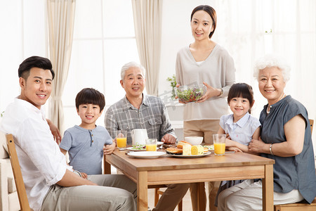 幸福约定字体摄影照片_幸福家庭吃早餐