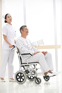 老人摄影照片_女护士推着坐在轮椅上的老人