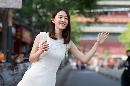 手势交通摄影照片_快乐女孩旅行