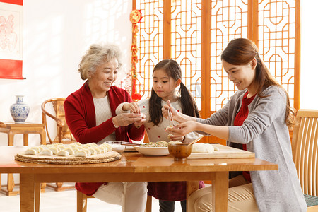 传统节日摄影照片_幸福家庭过年包饺子