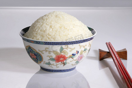 米饭筷子摄影照片_米饭