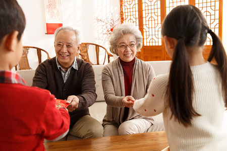 聚会摄影照片_祖父母过年给孙子孙女压岁钱