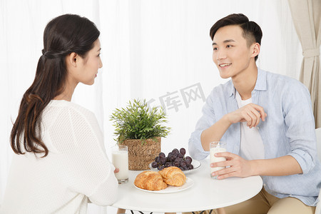 青年情侣吃早餐