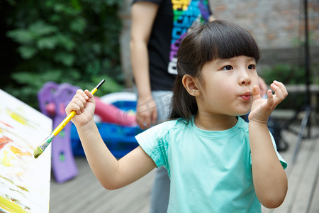 中国风促销字体摄影照片_幼儿园的学生在做手工