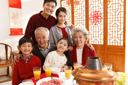 老年人摄影照片_幸福家庭过年吃团圆饭