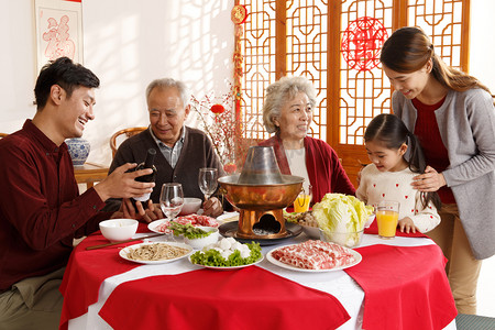 火锅摄影照片_幸福家庭过年吃团圆饭