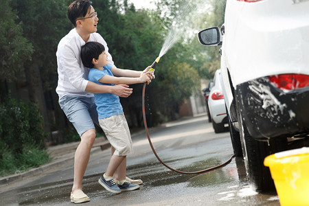 动态水摄影照片_快乐父子擦洗汽车