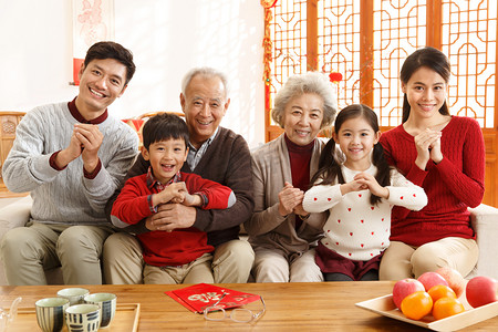 传统节日摄影照片_幸福家庭过新年