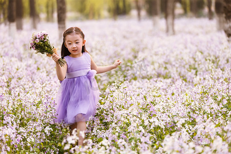 可爱的小花朵摄影照片_可爱的小女孩在户外