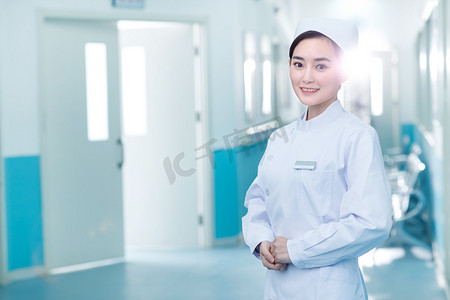 女医护人员摄影照片_年轻的女护士在医院走廊