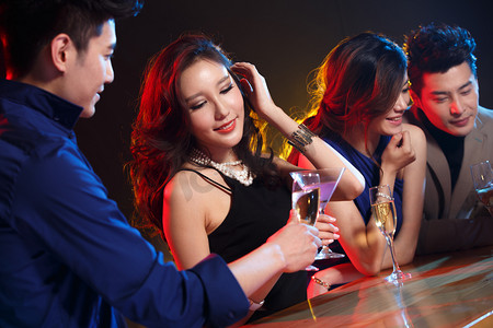 聚会喝酒摄影照片_青年男女在酒吧喝酒