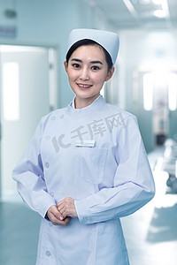 胸卡图片摄影照片_年轻的女护士在医院走廊