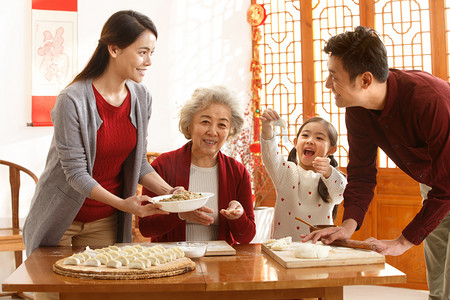 春节包饺子摄影照片_幸福家庭过年包饺子