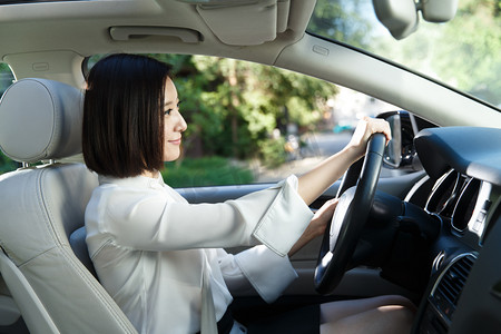 美女正侧面摄影照片_青年女人开车