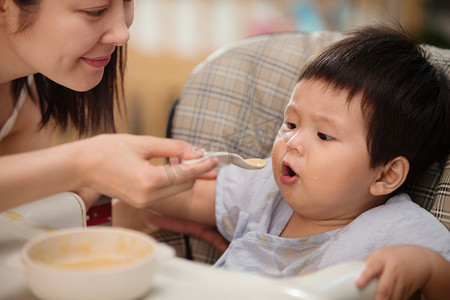 母子吃饭摄影照片_妈妈喂宝宝吃饭